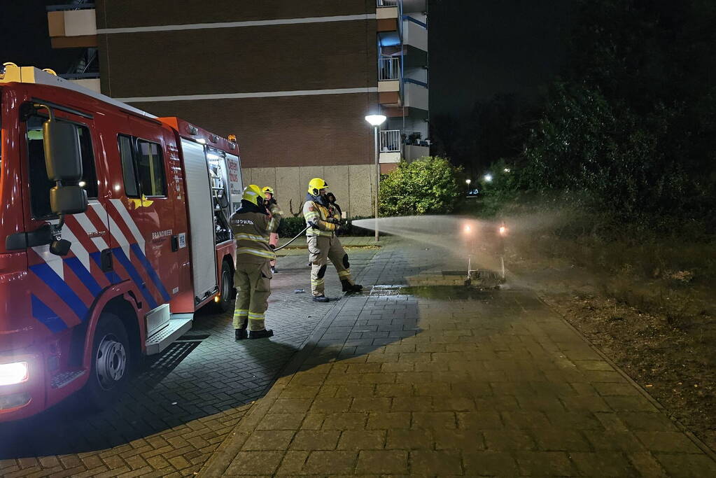 Winkelwagen met afval in brand gestoken