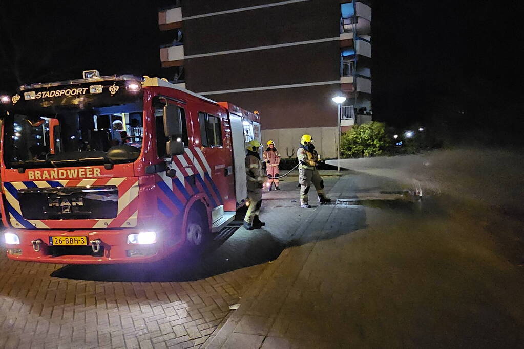 Winkelwagen met afval in brand gestoken