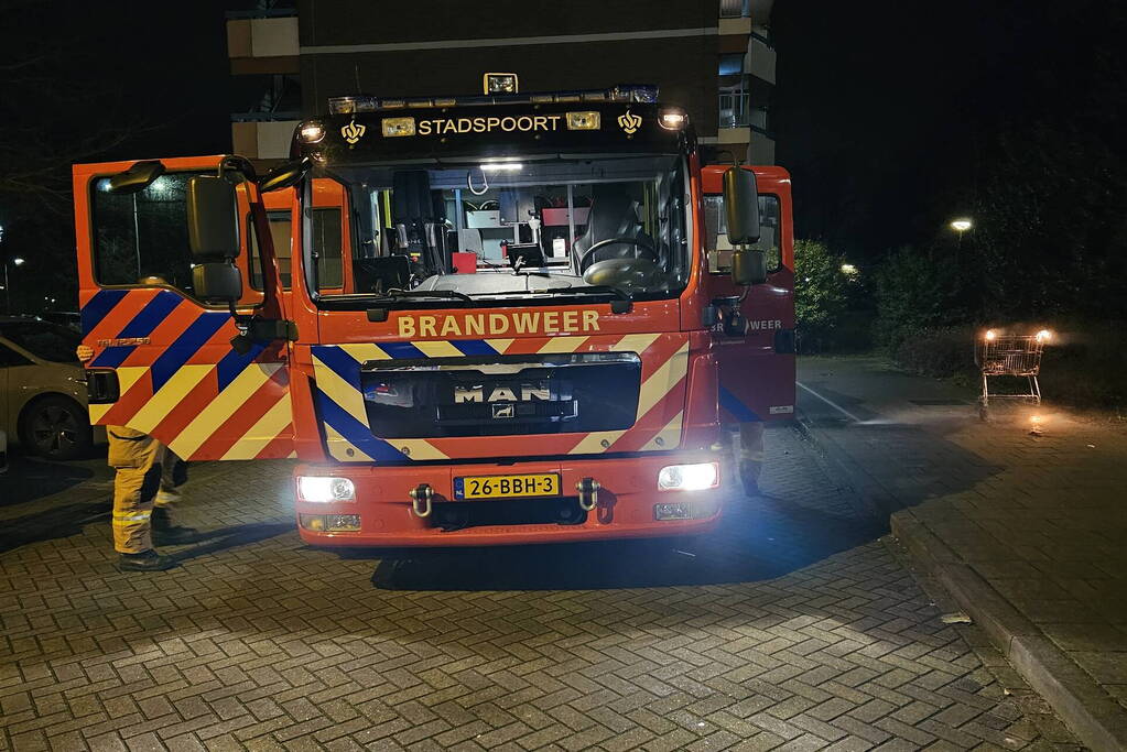 Winkelwagen met afval in brand gestoken