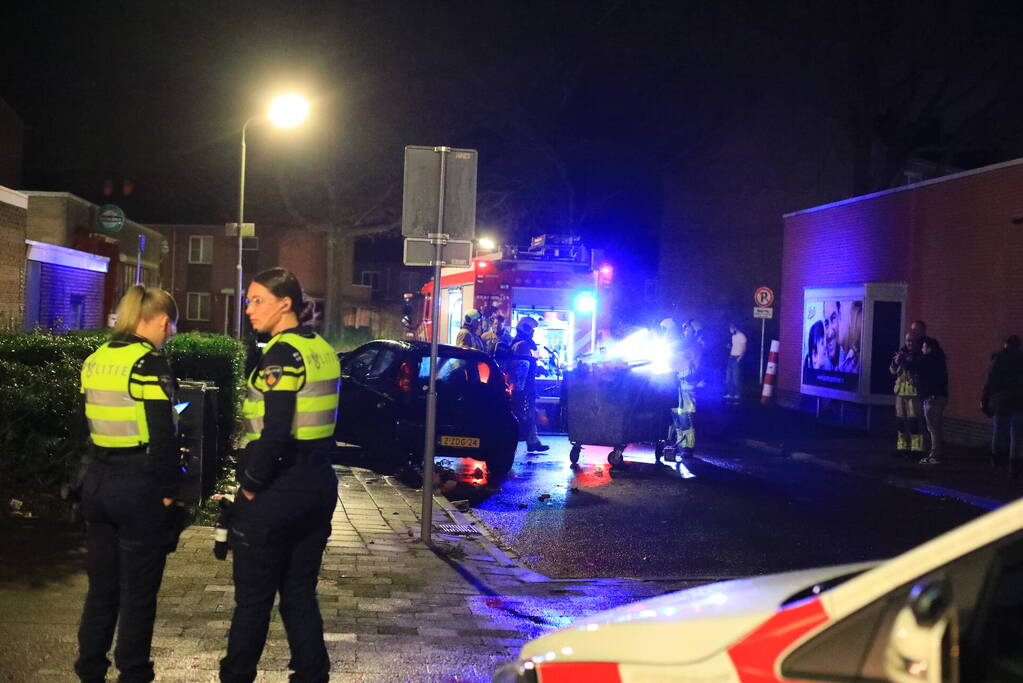 Auto en afvalbak in brand gestoken