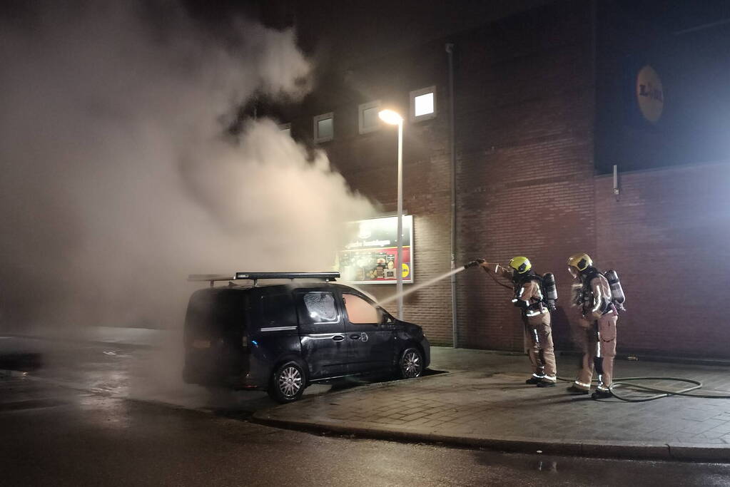 Geparkeerde bestelbus volledig uitgebrand