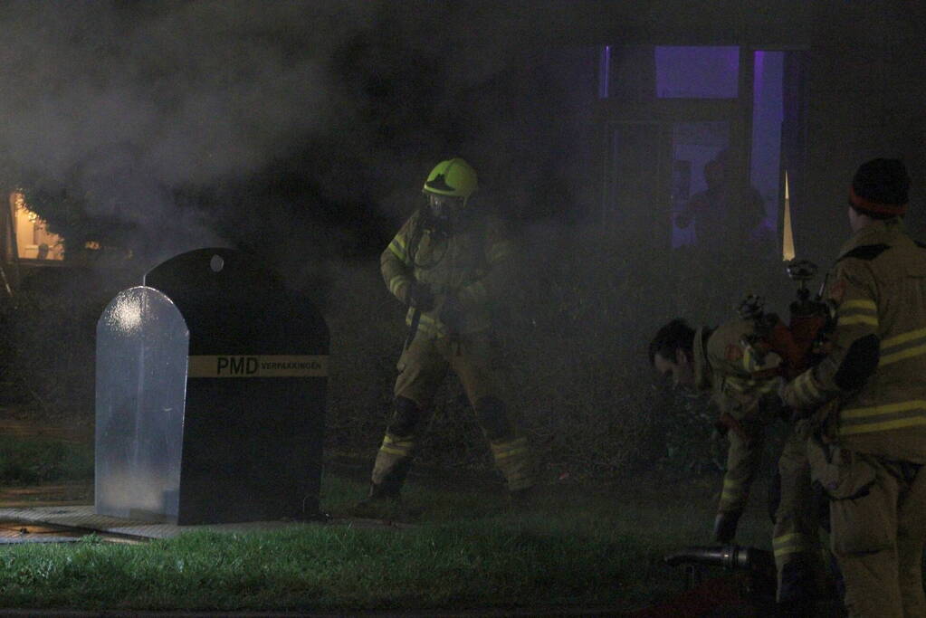 Ondergrondse container in brand gestoken