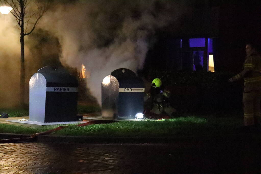 Ondergrondse container in brand gestoken