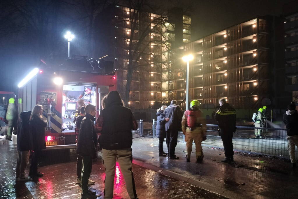 Rookontwikkeling bij felle brand op schoolplein