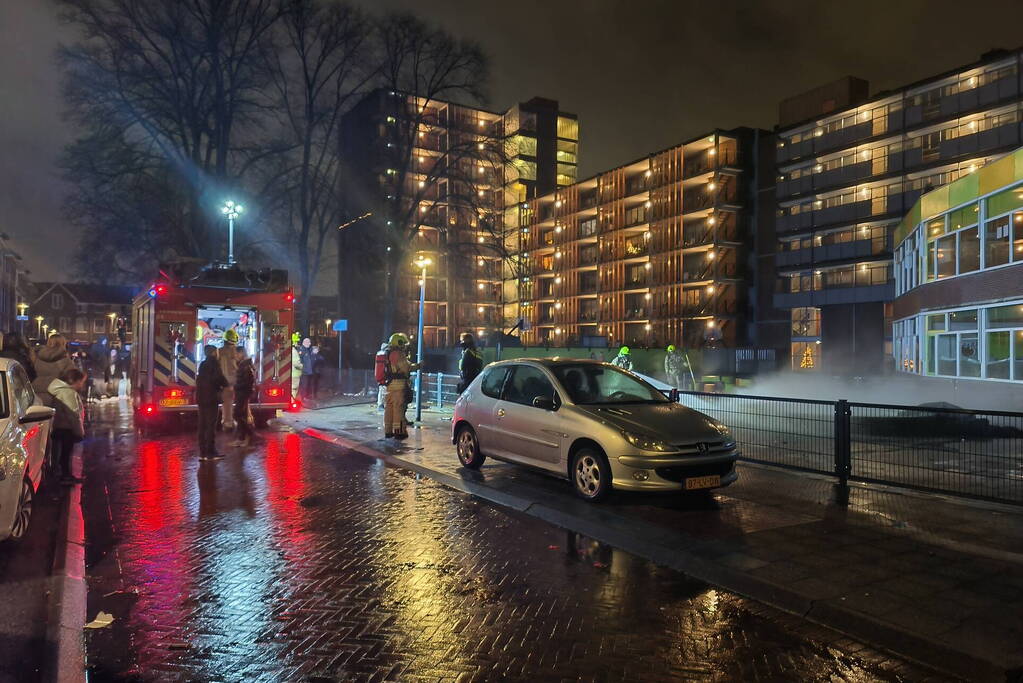 Rookontwikkeling bij felle brand op schoolplein