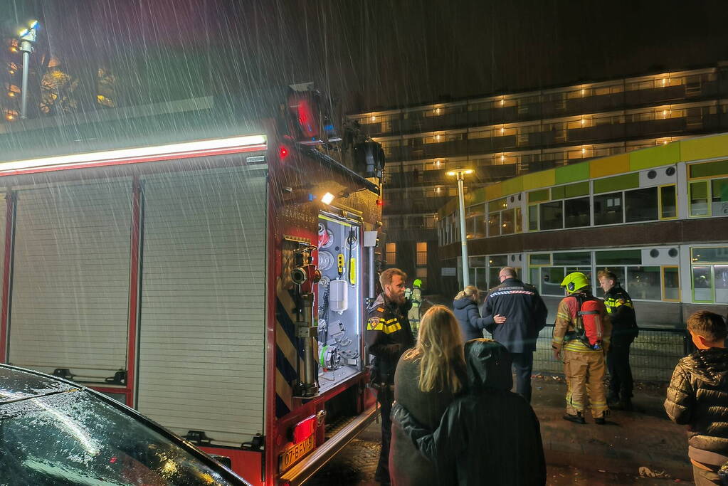 Rookontwikkeling bij felle brand op schoolplein