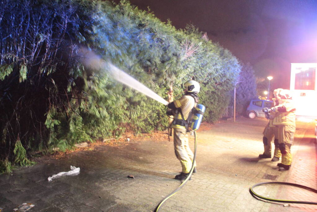 Vuurwerk veroorzaakt brand in heg