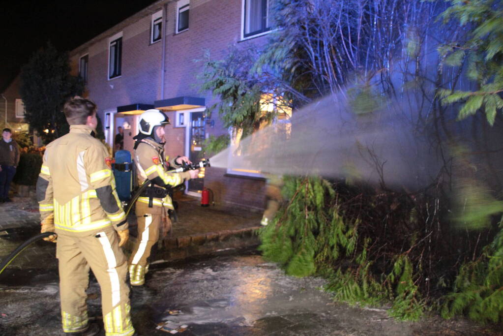 Vuurwerk veroorzaakt brand in heg