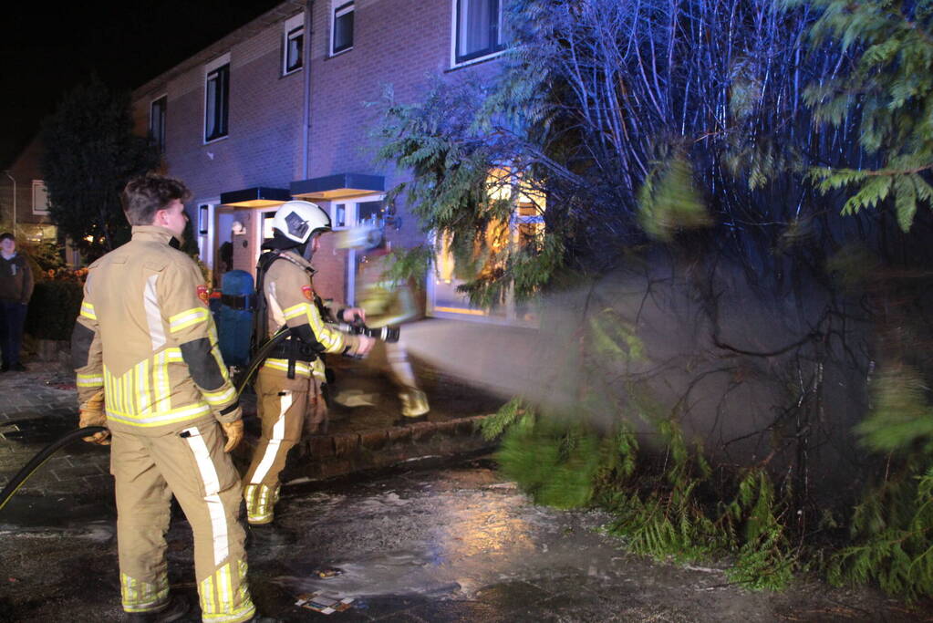 Vuurwerk veroorzaakt brand in heg