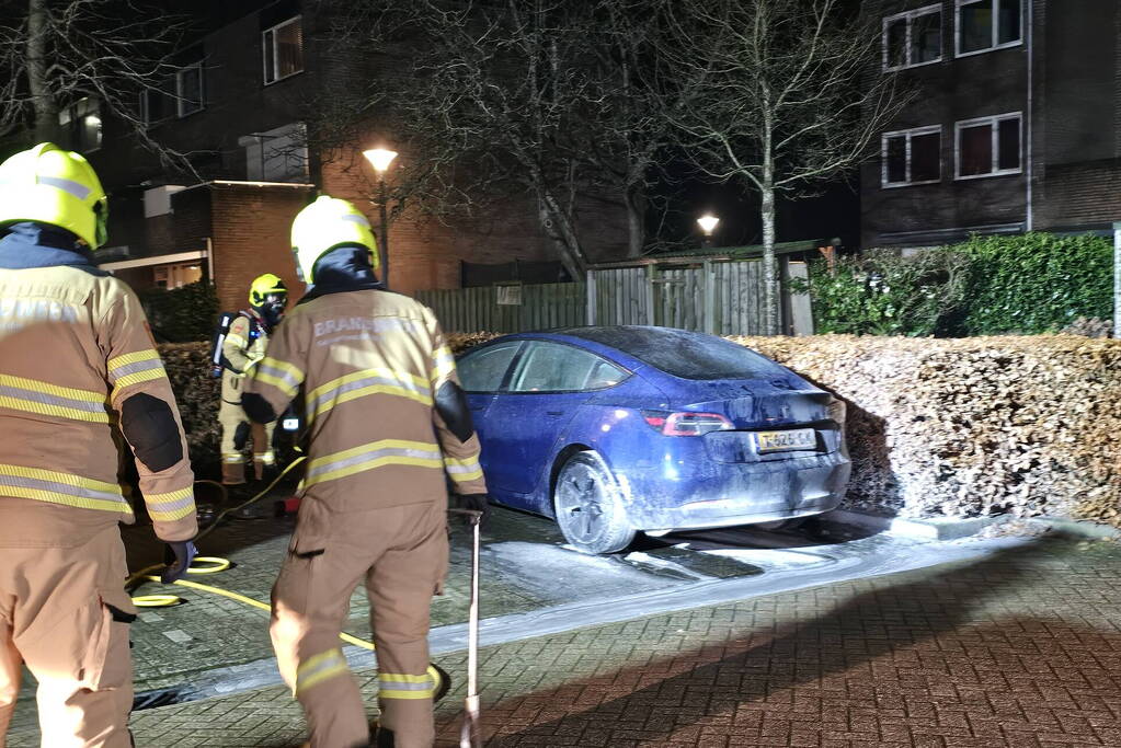 Geparkeerde auto beschadigd door brand