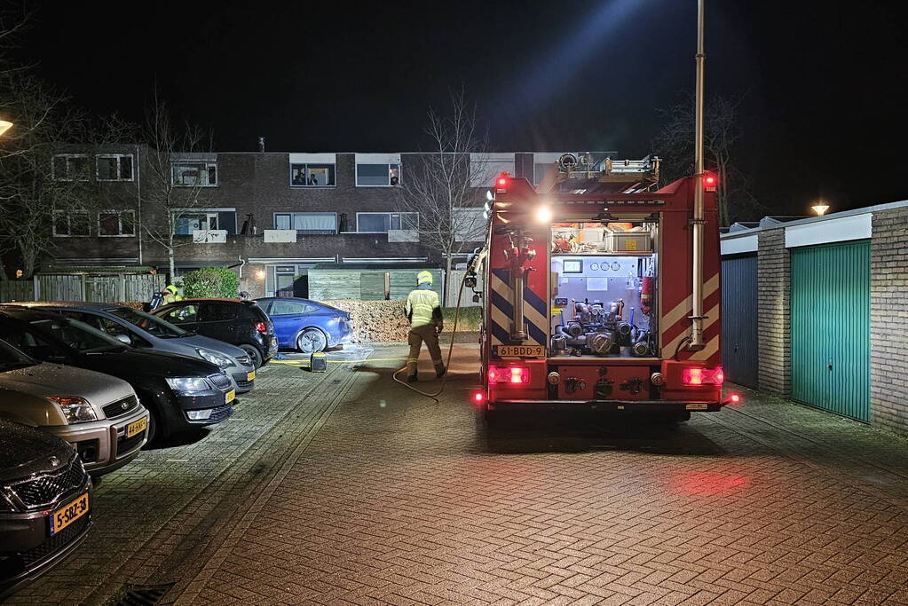 Geparkeerde auto beschadigd door brand