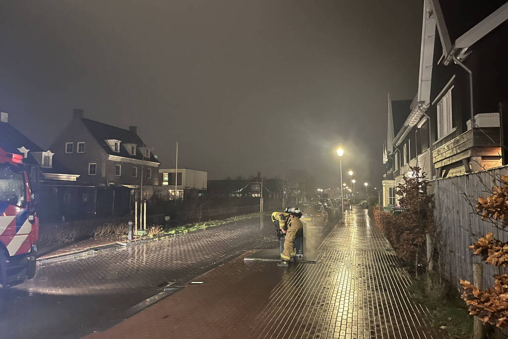 Brandweer blust brandende container