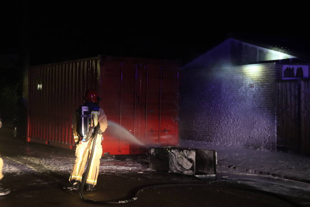 Koelkast in brand gestoken tegen zeecontainer aan