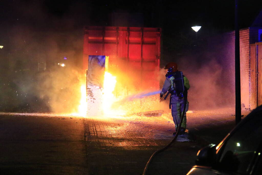 Koelkast in brand gestoken tegen zeecontainer aan