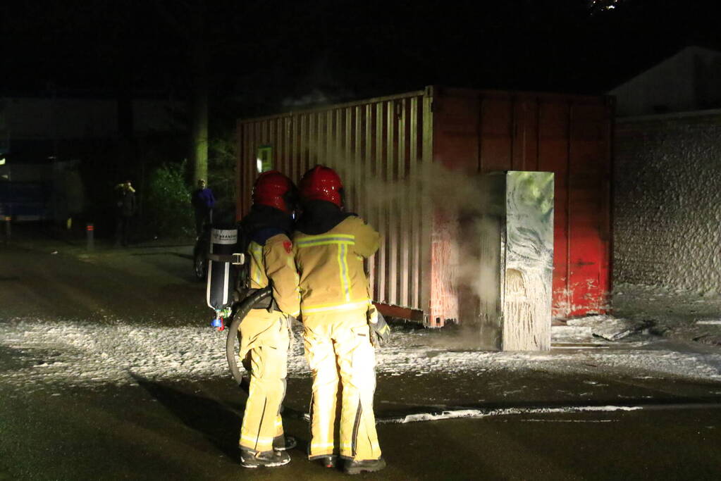 Koelkast in brand gestoken tegen zeecontainer aan