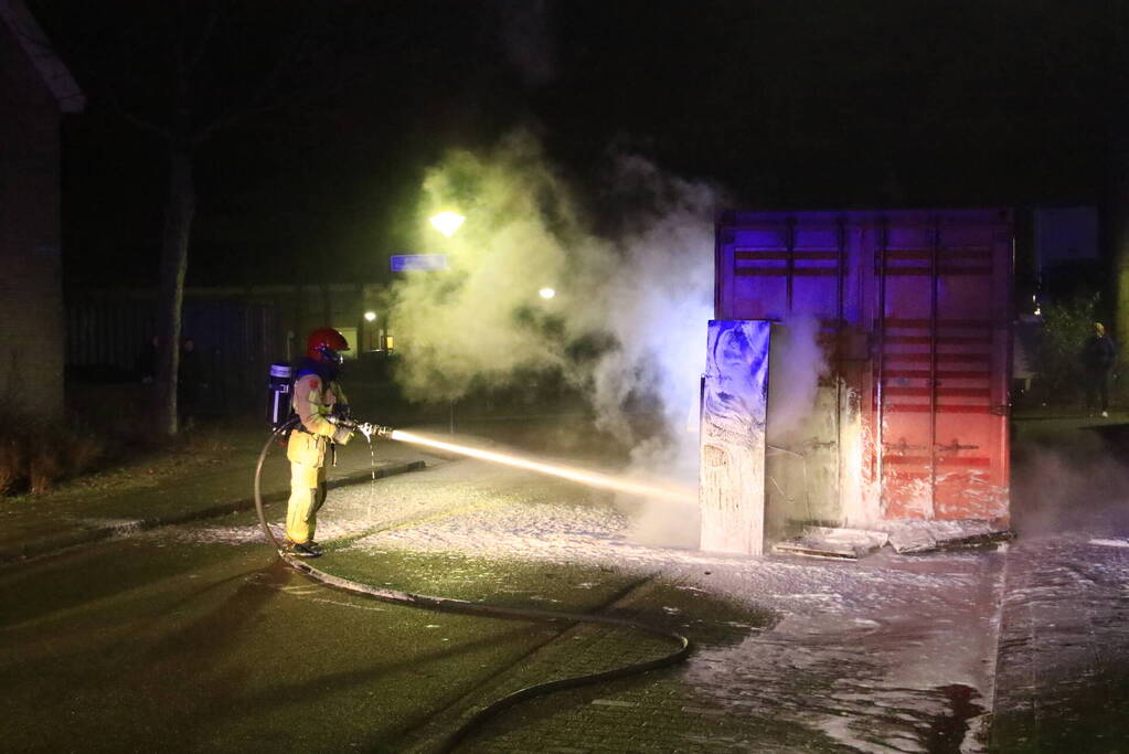 Koelkast in brand gestoken tegen zeecontainer aan