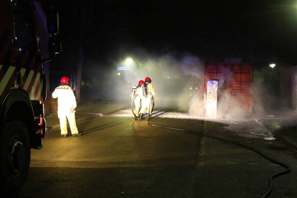 Koelkast in brand gestoken tegen zeecontainer aan