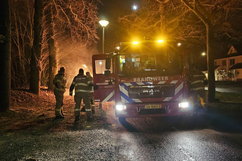 Brandweer blust stapel brandend hout