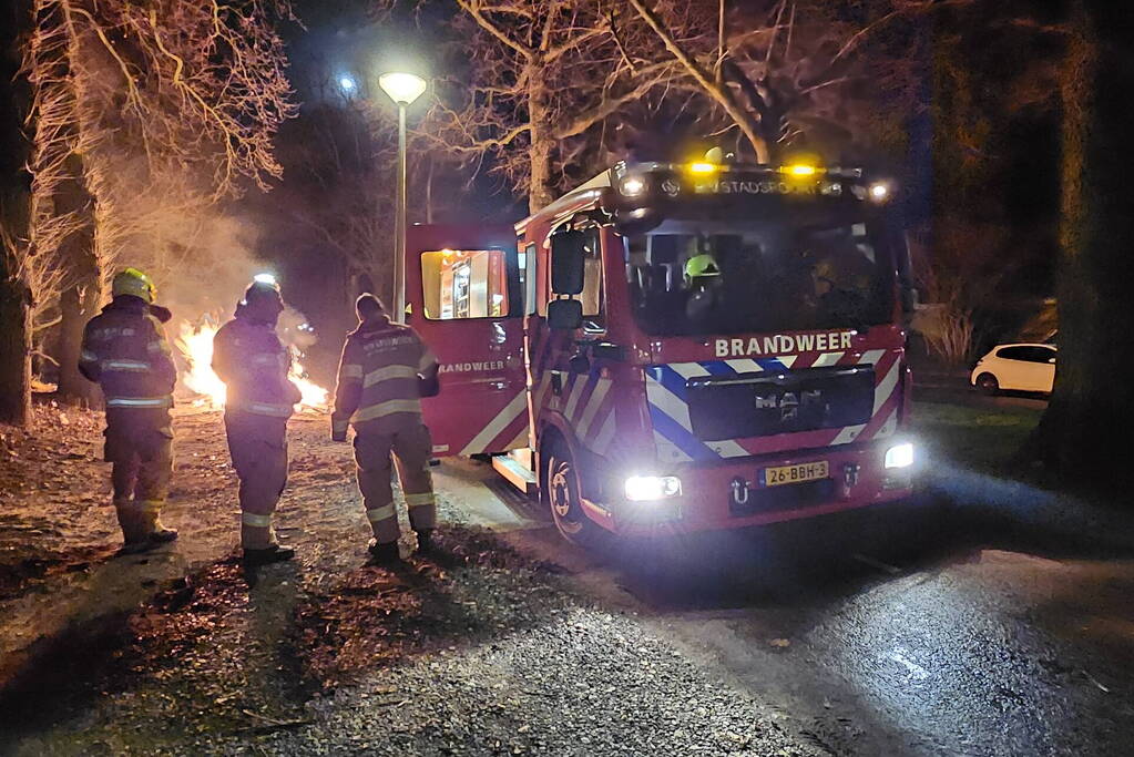 Brandweer blust stapel brandend hout