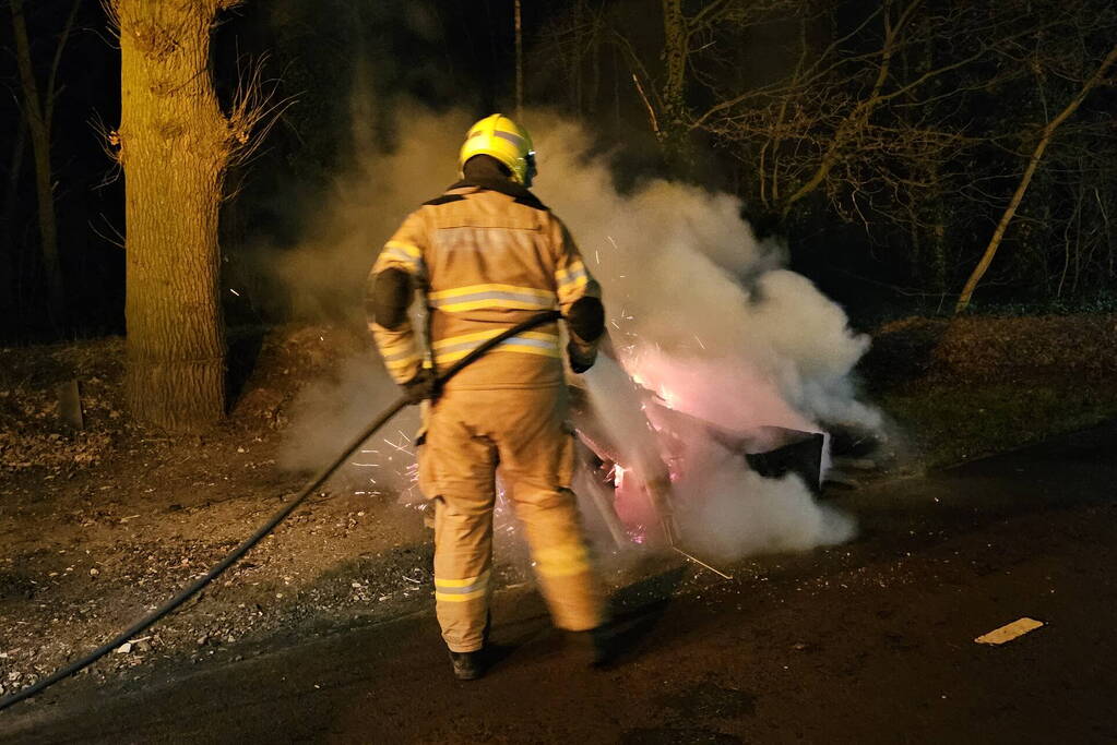 Brandweer blust stapel brandend hout