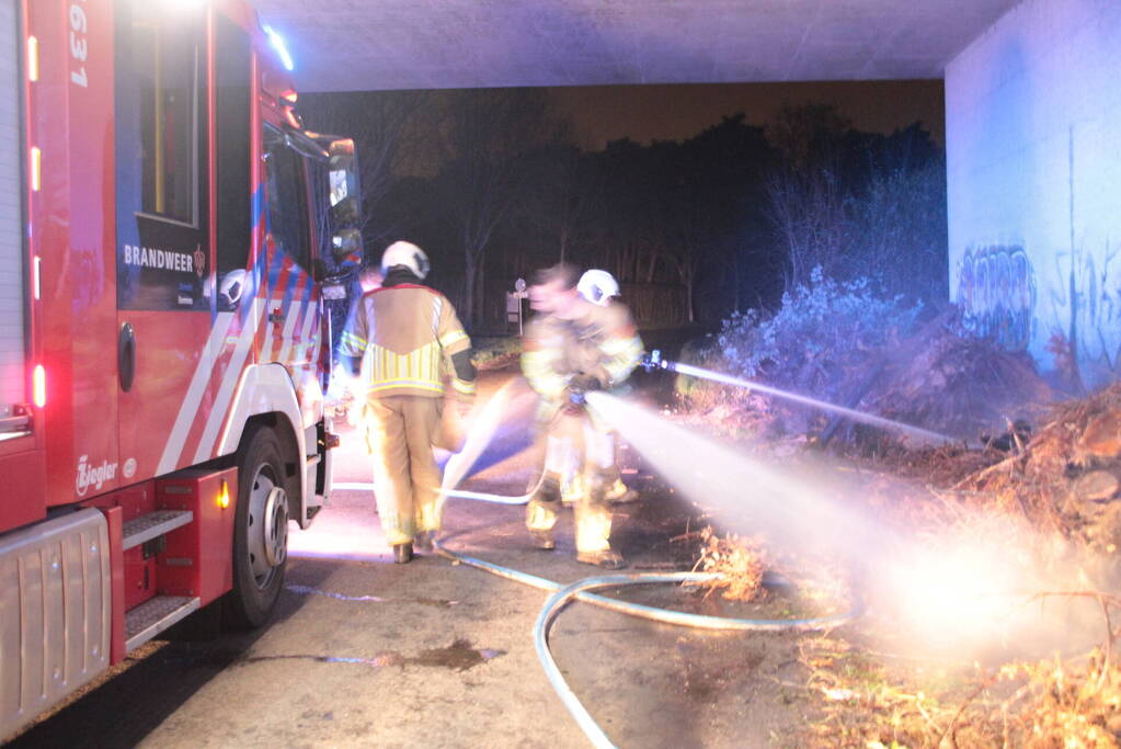 Berm in brand onder viaduct A27