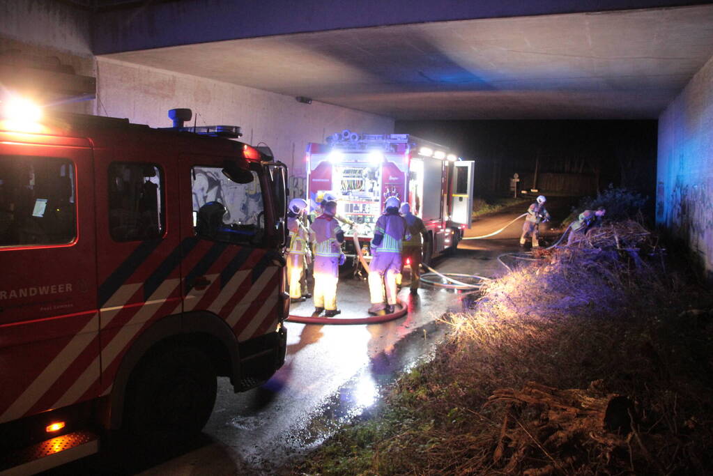 Berm in brand onder viaduct A27