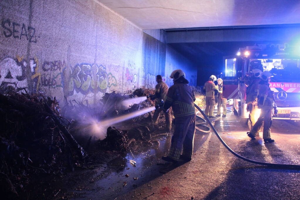 Berm in brand onder viaduct A27