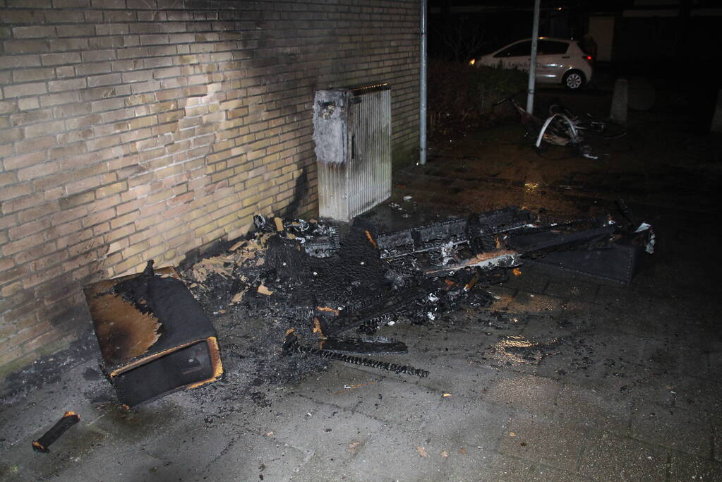 Matras in brand tegen elektrakast