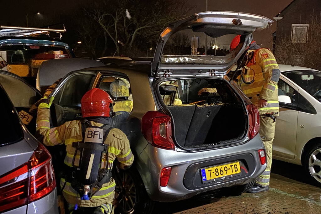 Felle brand in geparkeerde auto