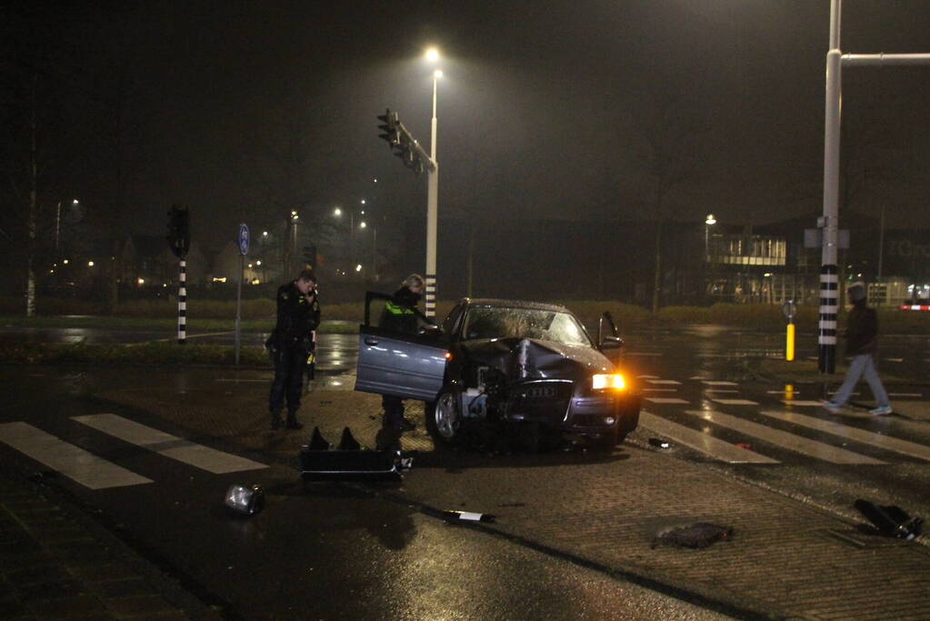 Automobilist klapt boven op paal