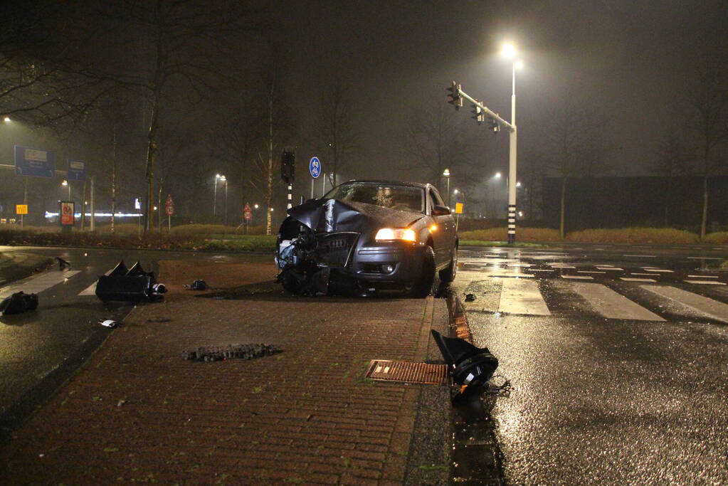 Automobilist klapt boven op paal