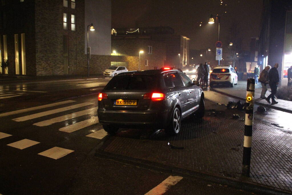 Automobilist klapt boven op paal