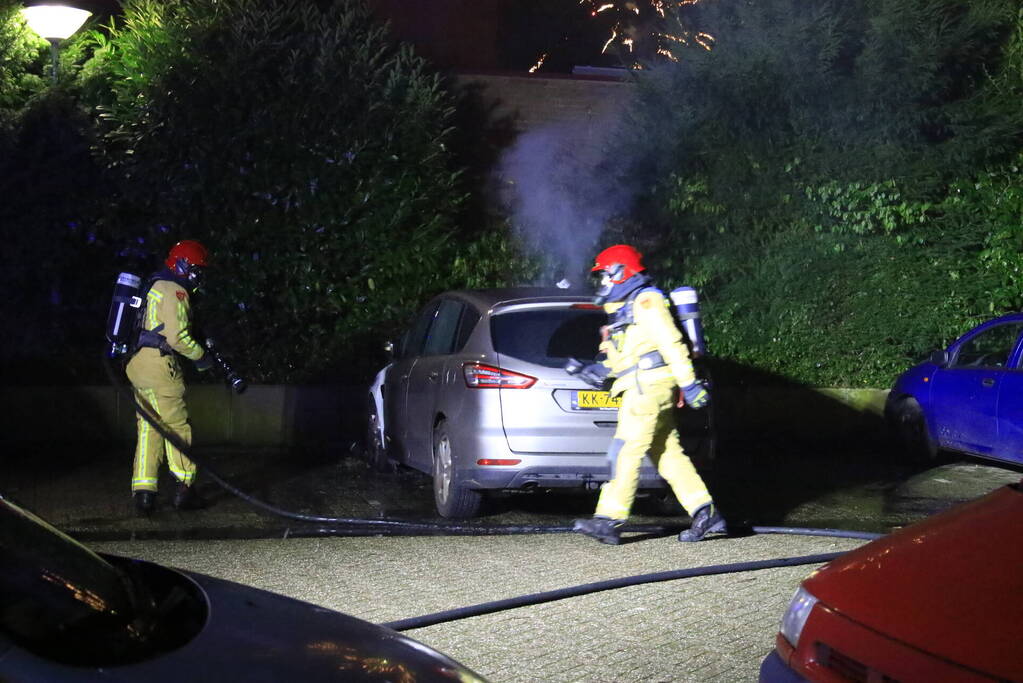 Poging tot in brand steken van vier voertuigen