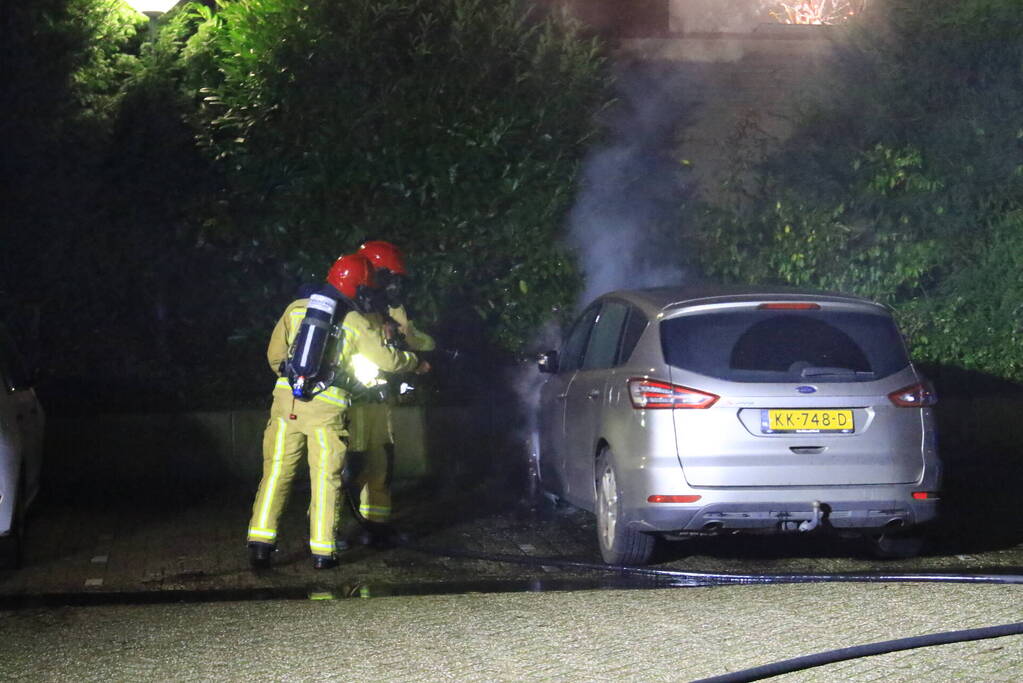 Poging tot in brand steken van vier voertuigen