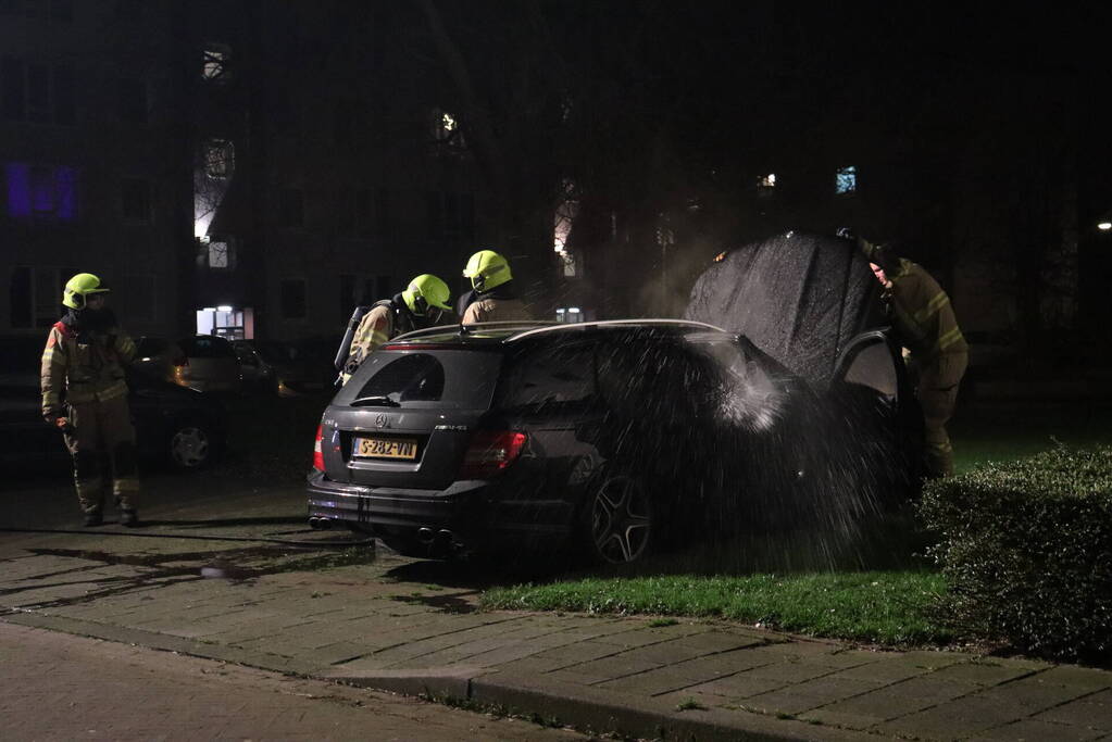 Brand in geparkeerde auto