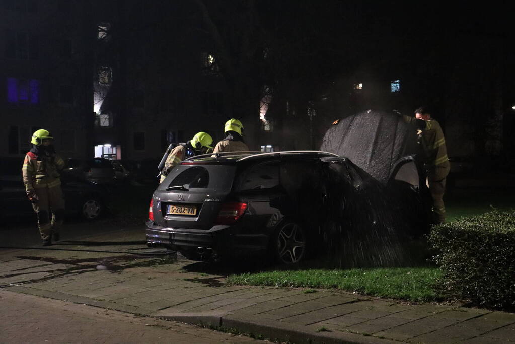 Brand in geparkeerde auto