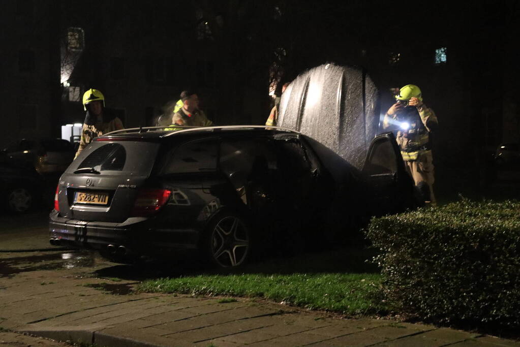 Brand in geparkeerde auto