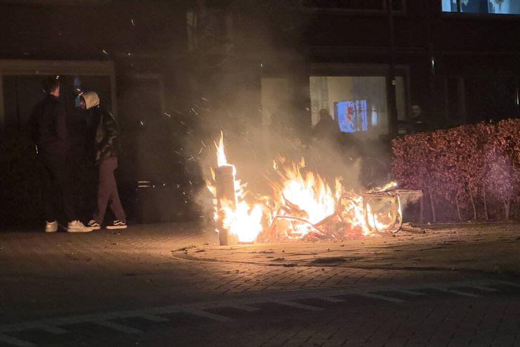 Straatmeubilair en heg vatten vlam