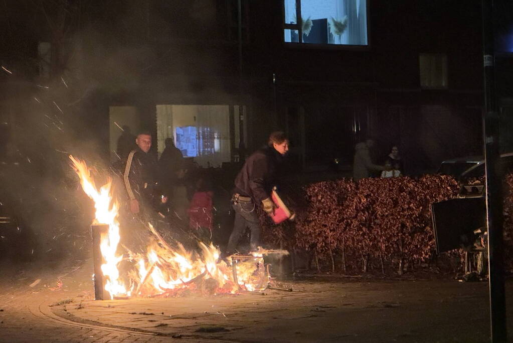 Straatmeubilair en heg vatten vlam