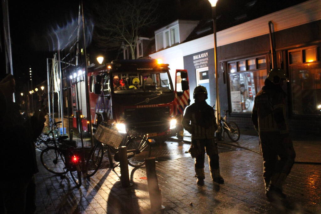 Afval op straat in brand gestoken