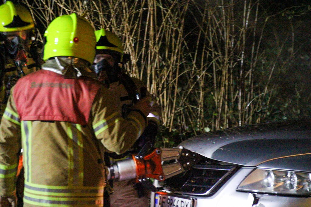 Geparkeerde auto uitgebrand