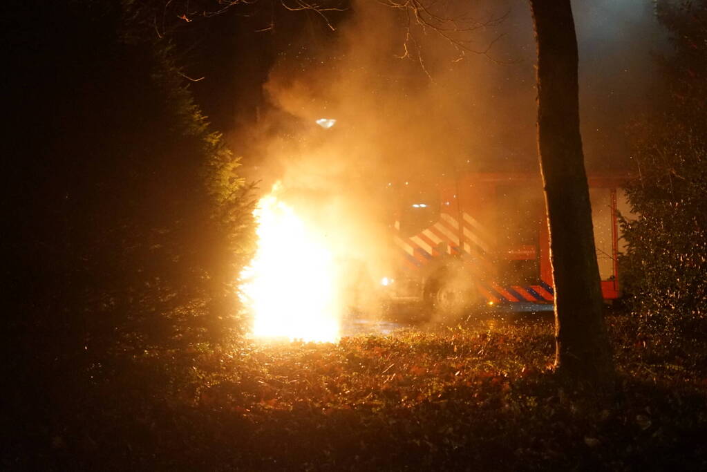 Winkelwagen met banden in brand