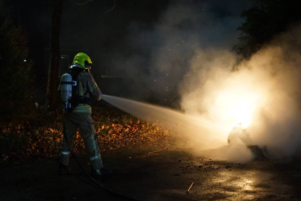 Winkelwagen met banden in brand