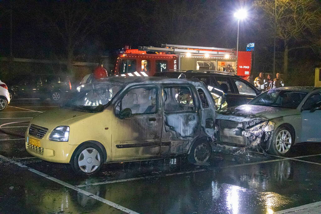 Drie auto's grotendeels uitgebrand