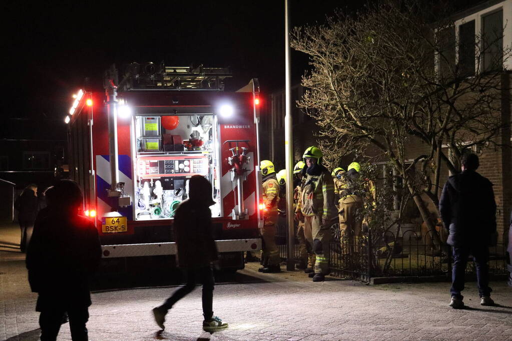 Brand in bijgebouw snel onder controle