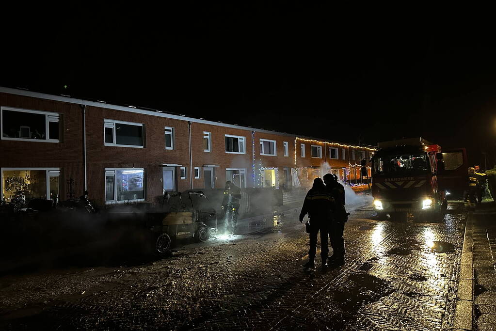 Geparkeerde voertuig volledig uitgebrand