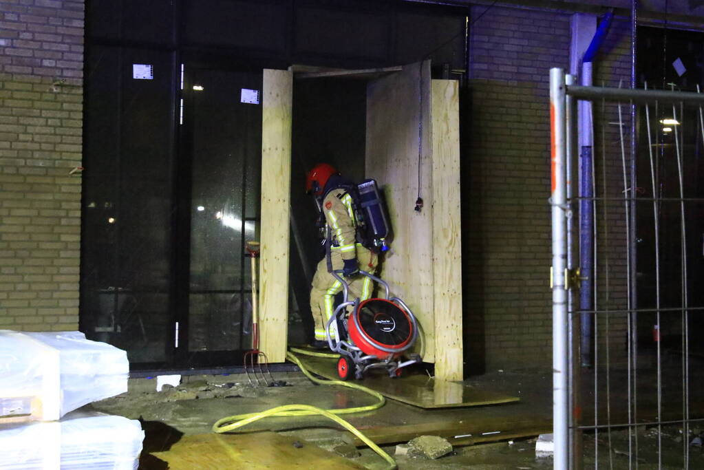 Brand in studio's in aanbouw