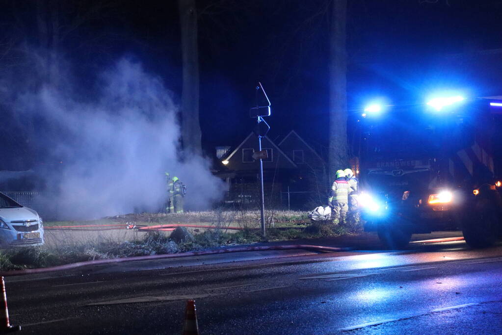 Schuur volledig in vlammen opgegaan