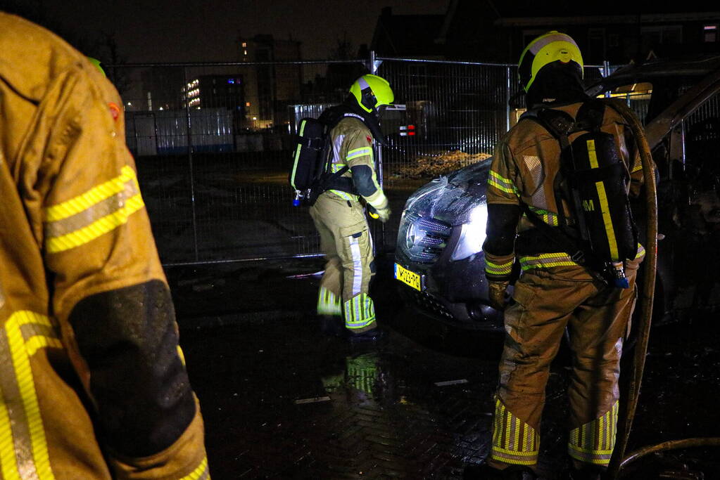 Bestelbus volledig uitgebrand