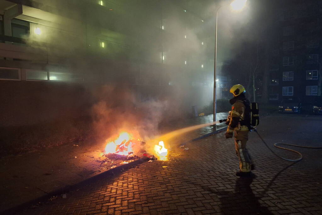 Brandende vuurwerkresten geblust